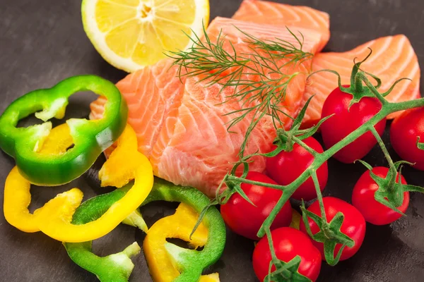 Свежий лосось с овощами — стоковое фото