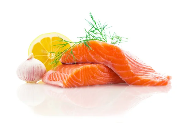 Frischer Lachs vor weißem Hintergrund — Stockfoto