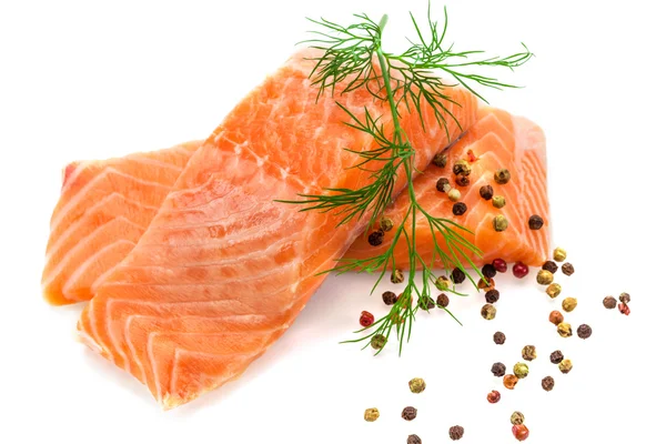 Frischer Lachs vor weißem Hintergrund — Stockfoto