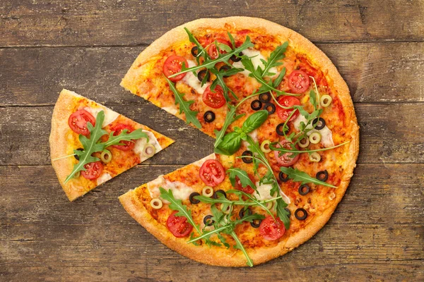 Pizza saborosa com rúcula — Fotografia de Stock
