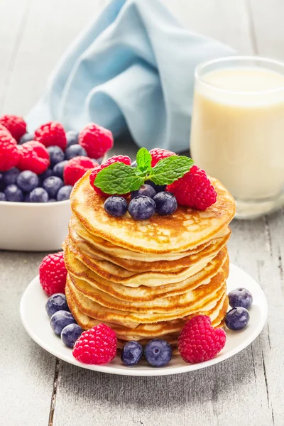 Pfannkuchen mit Beeren — Stockfoto