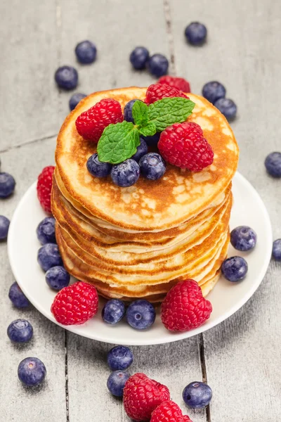 Pfannkuchen mit Beeren — Stockfoto