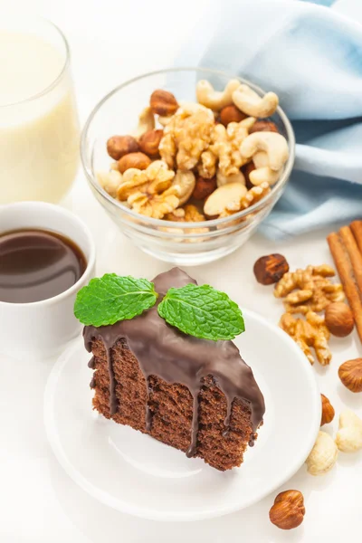 Pedazo de sabroso pastel de chocolate — Foto de Stock