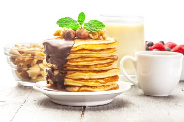 Çikolata ve fındık ile Pancakes