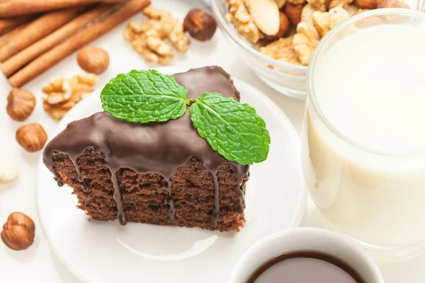 Kus chutný čokoládový dort — Stock fotografie