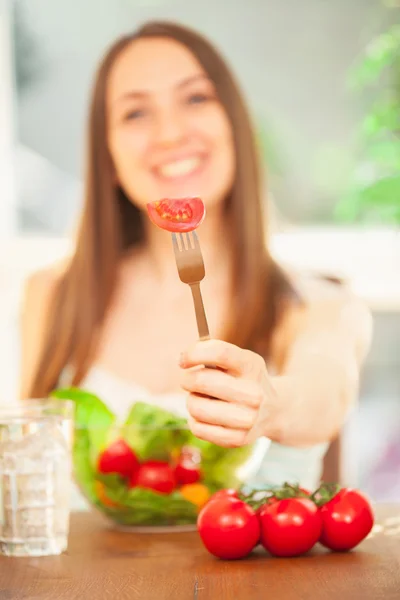 Woman is eating salad — Stock Photo, Image