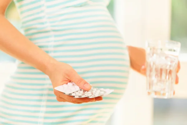 Embarazo y pastillas — Foto de Stock