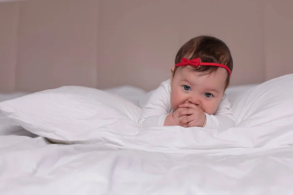 Schattig Kaukasisch Pasgeboren Liggend Het Bed — Stockfoto