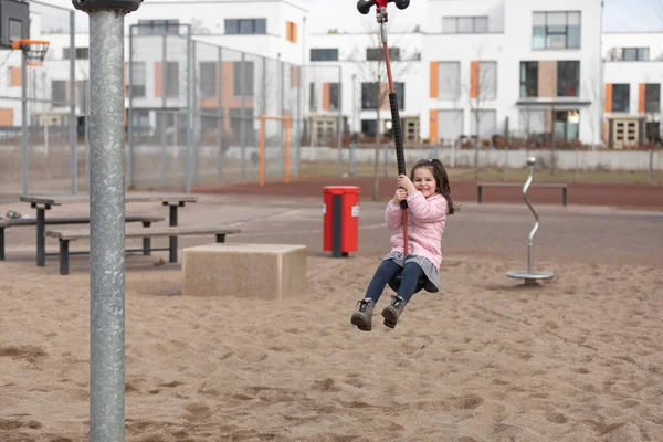 Menina Está Brincando Playground — Fotografia de Stock