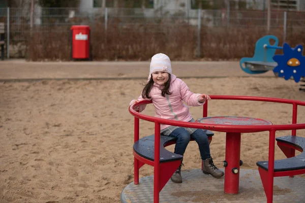 Küçük Kız Oyun Bahçesinde Oynuyor — Stok fotoğraf
