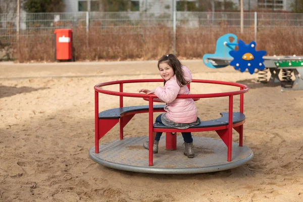 Menina Está Brincando Playground — Fotografia de Stock