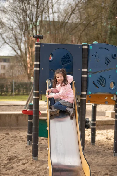 Meisje Speelt Speelplaats — Stockfoto