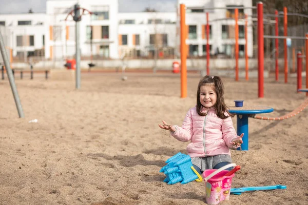 Menina Está Brincando Playground — Fotografia de Stock