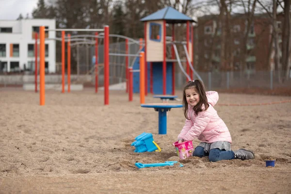 Küçük Kız Oyun Bahçesinde Oynuyor — Stok fotoğraf