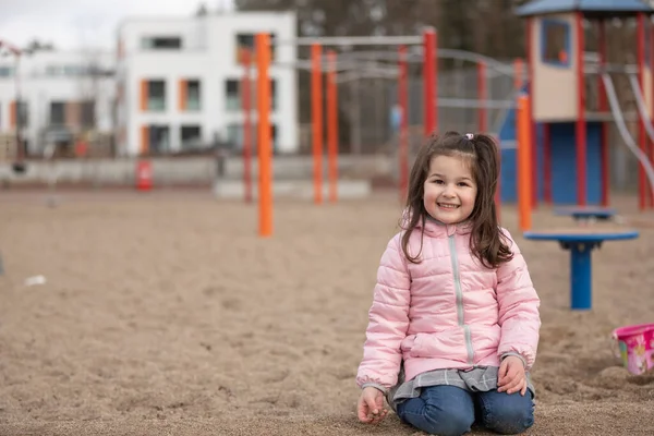 Menina Está Brincando Playground — Fotografia de Stock