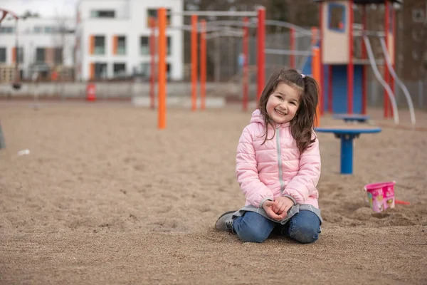 Menina Está Brincando Playground — Fotografia de Stock