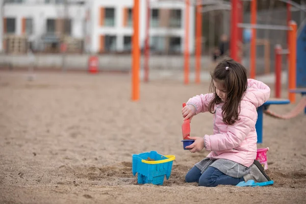 Menina Está Brincando Playground — Fotografia de Stock