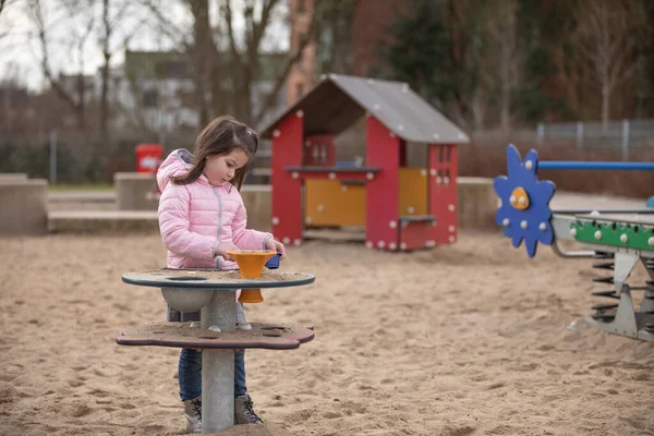 Menina Está Brincando Playground — Fotografia de Stock