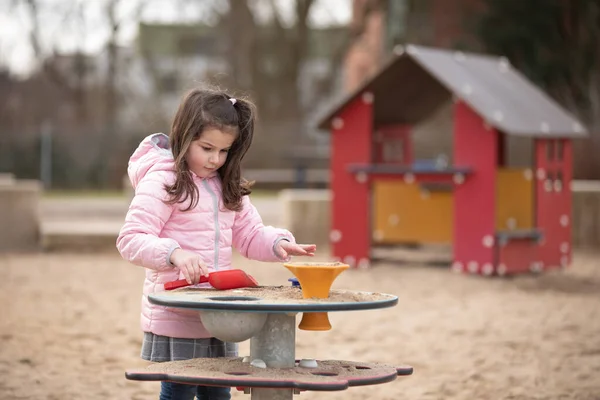 Menina Está Brincando Playground — Fotografia de Stock