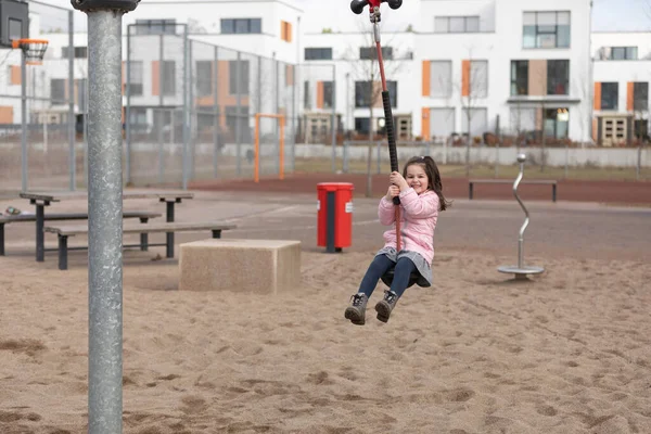 Маленькая Девочка Играет Детской Площадке Стоковое Изображение