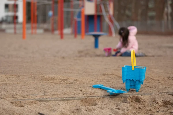 遊び場での砂のおもちゃの写真 ロイヤリティフリーのストック写真