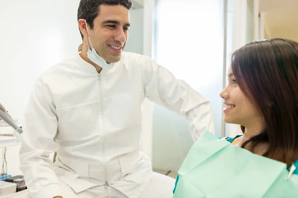 Ásia masculino dentista é falar com seu paciente — Fotografia de Stock