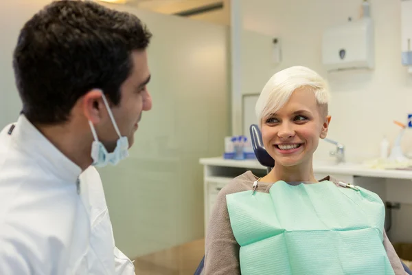 Interaktion zwischen europäischem Zahnarzt und blondem Patienten — Stockfoto