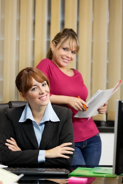 Retrato de la mujer gerente y su secretaria en la oficina — Foto de Stock