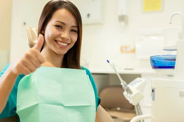 Sorrindo asiático mulher sentado no o dentista e sorrisos para th — Fotografia de Stock