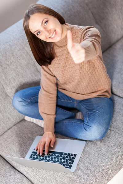 Retrato de una joven sonriente mirando la televisión en casa — Foto de Stock