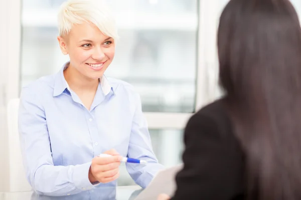 Blonde Managerin gibt Bewerbungsgespräch — Stockfoto