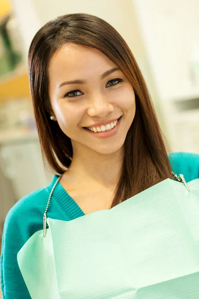 Attractive smiling asian woman at the dentist — Stock Photo, Image