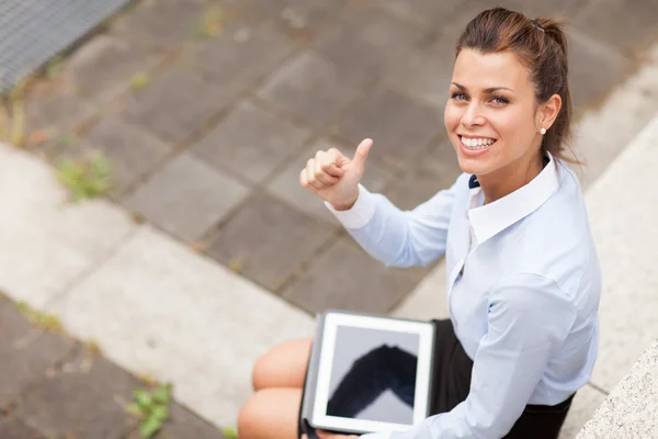 Negocio femenino haciendo gesto positivo del pulgar —  Fotos de Stock