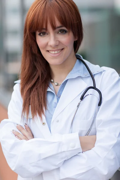 Zakelijke portret van lachende jonge vrouwelijke arts — Stockfoto
