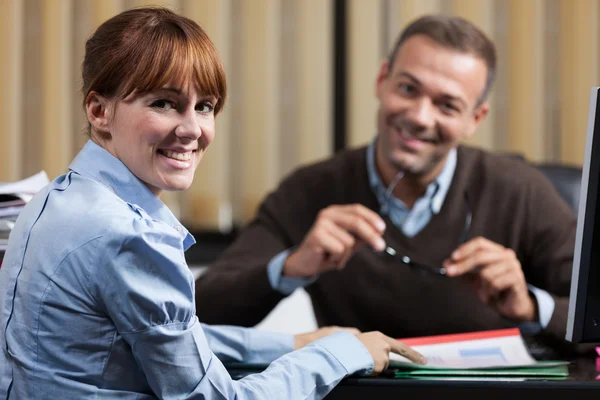 Portrait of two colleagues in the office looking towards the cam — Stock Photo, Image