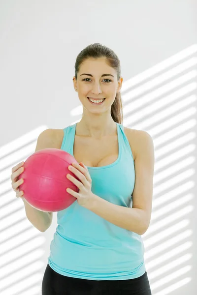 Portrait de femme souriante avec une balle de gym — Photo