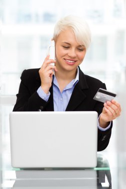 sarışın kadın, telefon ile kredi kartı alışveriş online