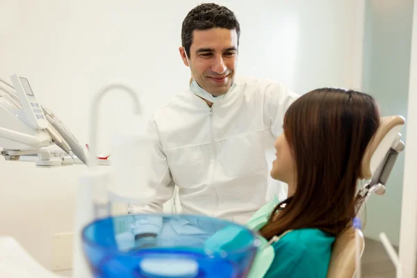 Азіатський чоловік стоматолог розмовляє зі своїм пацієнтом — стокове фото
