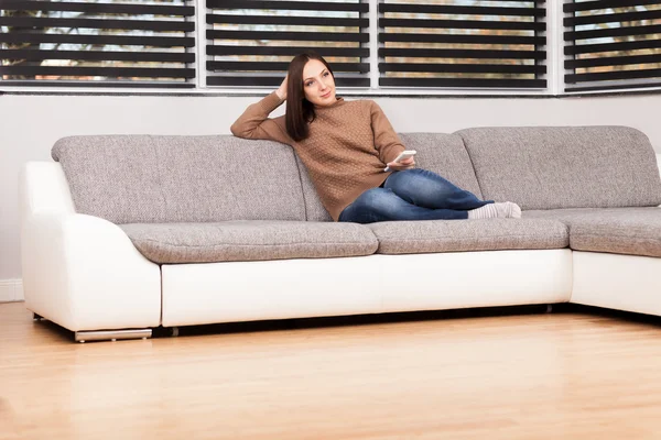 Young woman looking tv at home — Stock Photo, Image