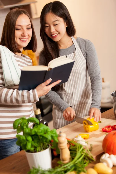 女友達が自宅で料理します。 — ストック写真