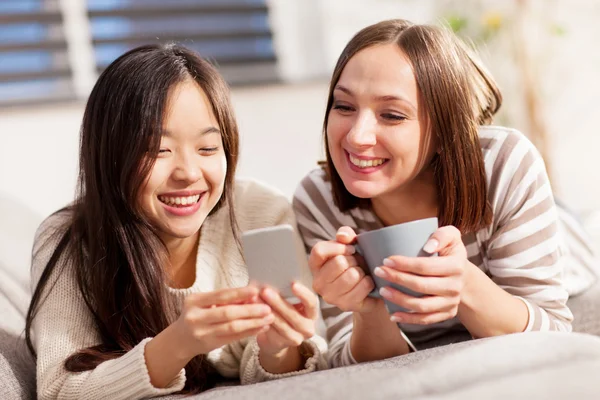 Meninas estão lendo uma mensagem de texto no telefone — Fotografia de Stock