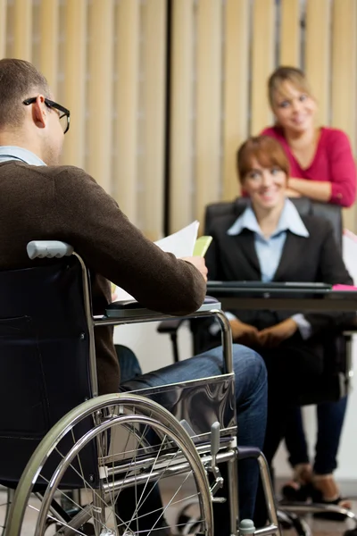 Un homme en fauteuil roulant fait un entretien d'embauche — Photo
