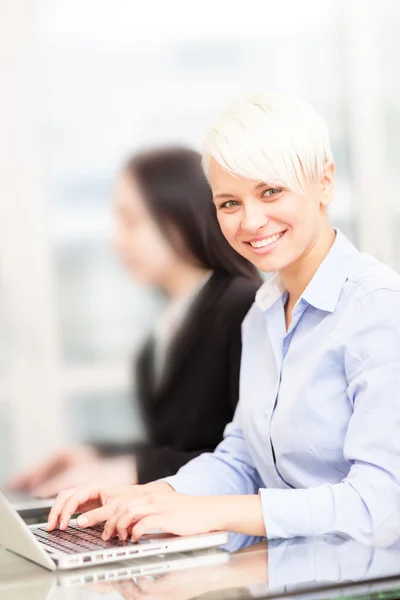 Retrato sonriente empleado con personas borrosas fondo —  Fotos de Stock