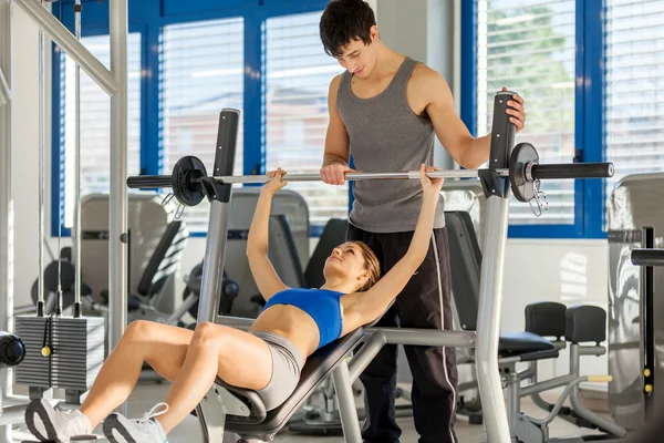 Mulher caucasiana está fazendo exercício dumbbell — Fotografia de Stock