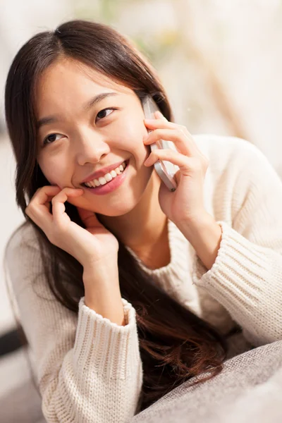 Asian woman is smiling while phoning — Stock Photo, Image