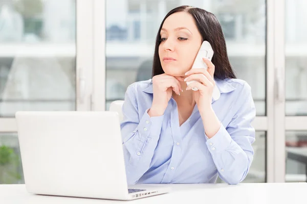 Brunette zakenvrouw is bellen — Stok fotoğraf