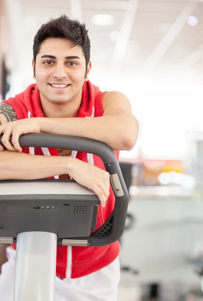 Homme souriant au gymnase debout — Photo