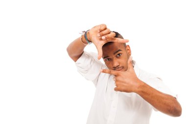 Afrika adam elleriyle beyaz izole backg üzerinde duruluyor