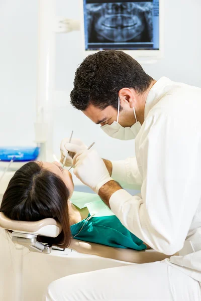 Caucasiano dentista é visitar um asiático mulher — Fotografia de Stock