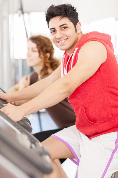 Jonge volwassen man kijken naar de camera terwijl het doen van training op de — Stockfoto